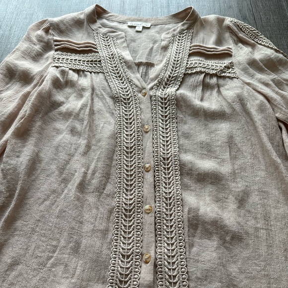 NWOT Eyelet patterned neutral tone blouse size S - Picture 5 of 10